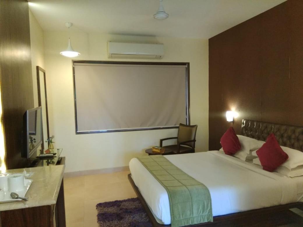 Meritas Seawind Beach Resort, Srīvardhan מראה חיצוני תמונה
